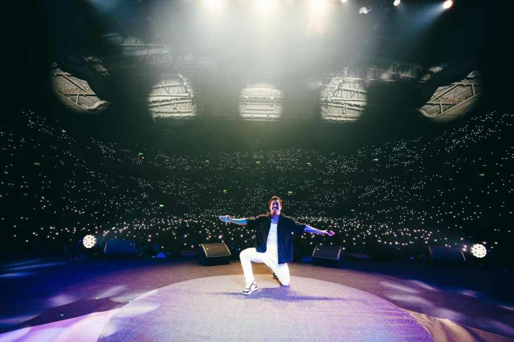 Renato Albani reúne 10 mil pessoas no Farmasi Arena em apresentação histórica no Rio Renato Albani reúne 10 mil pessoas no Farmasi Arena em apresentação histórica no Rio