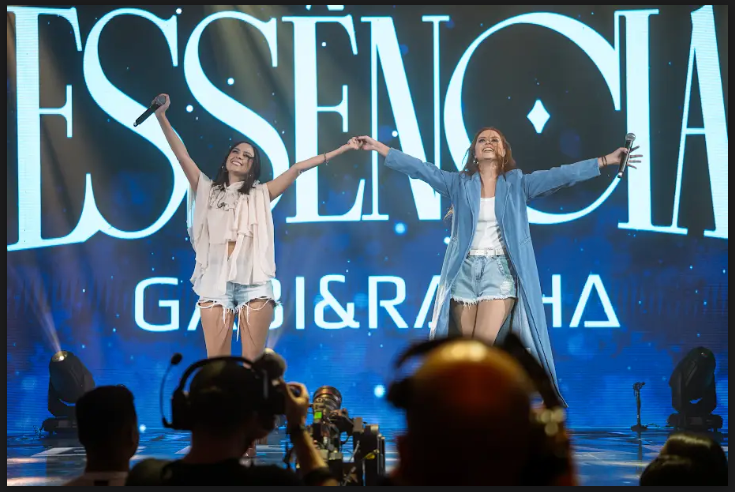Gabi e Rapha apresentam o clipe de “Caminho Sem Volta”, parte do Vol.2 de “Nossa Essência” Gabi e Rapha apresentam o clipe de “Caminho Sem Volta”, parte do Vol.2 de “Nossa Essência”