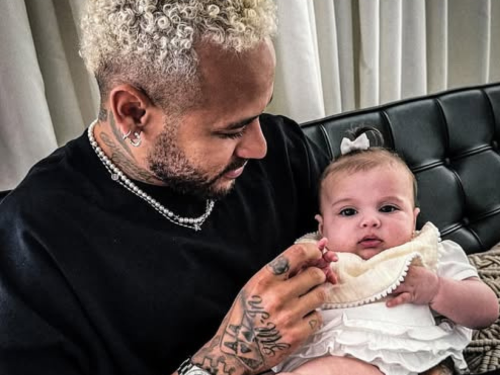Neymar Jr. celebra “nova santista” da família com foto da filha Helena Neymar Jr. celebra “nova santista” da família com foto da filha Helena