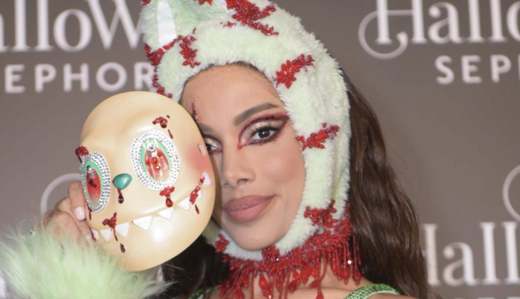 Anitta chegou vestida de "Labubu assassino" no Baile de Halloween da Sephora