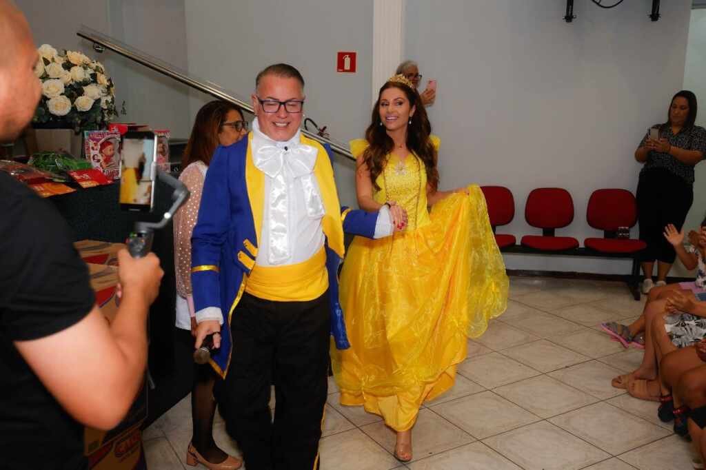 Maria Melilo e Dicesar encantam 100 crianças em ação social no Dia das Crianças