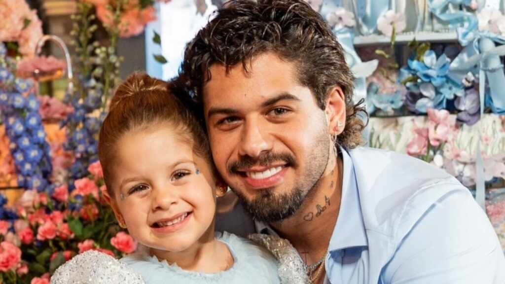 Zé Felipe se derrete pela filha Maria Flor em festa luxuosa de 3 anos com tema Cinderela Zé Felipe se derrete pela filha Maria Flor em festa luxuosa de 3 anos com tema Cinderela