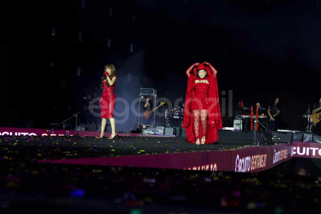 Maiara e Maraisa brilham em noite de estreia do Caldas Country 2025 com looks vermelhos Maiara e Maraisa brilham em noite de estreia do Caldas Country 2025 com looks vermelhos