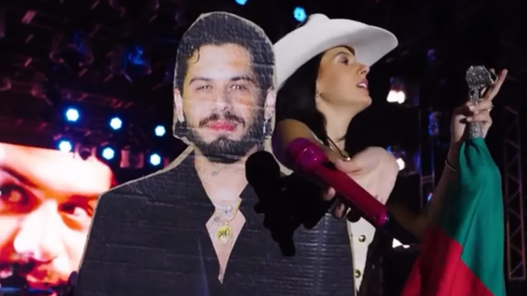 Ana Castela canta com versão de papelão de Zé Felipe em show Ana Castela canta com versão de papelão de Zé Felipe em show