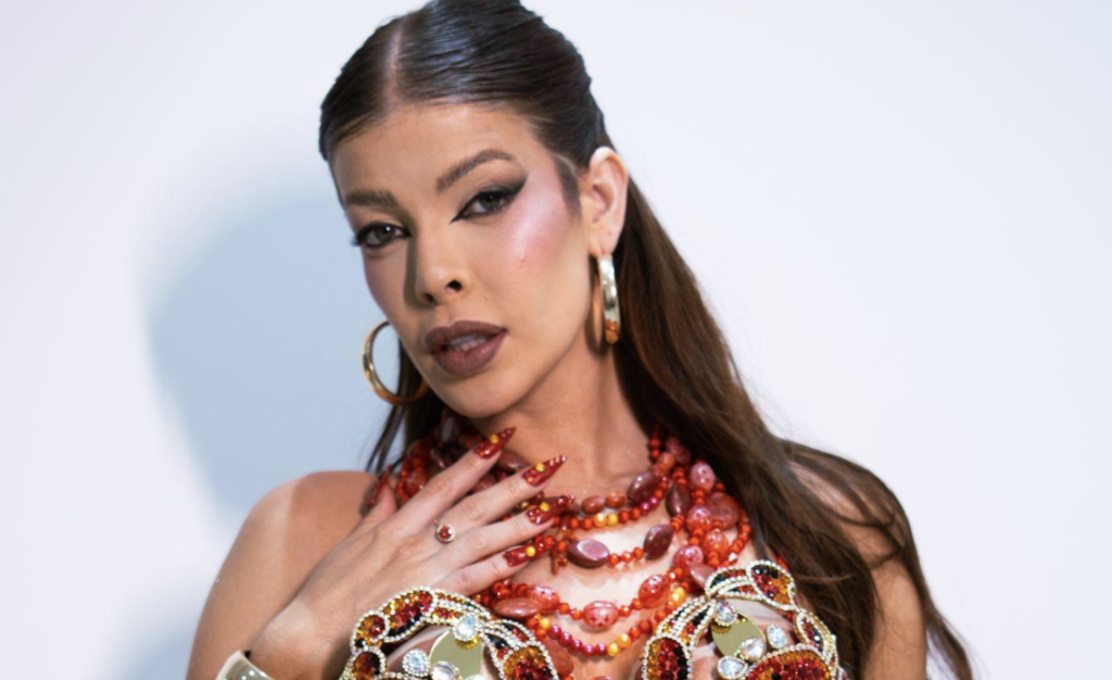 Jaquelline Grohalski ensaia como Musa da Grande Rio, utilizando look inspirado no samba enredo Jaquelline Grohalski ensaia como Musa da Grande Rio, utilizando look inspirado no samba enredo