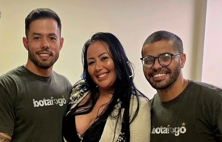 Vanessa Franklin recebe croqui e reforça a excelência da Botafogo Samba Clube 2026 Vanessa Franklin recebe croqui e reforça a excelência da Botafogo Samba Clube 2026