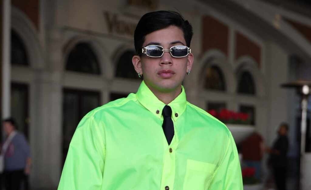 Léo Foguete aposta em look com detalhes do nordeste para o Grammy Latino Léo Foguete aposta em look com detalhes do nordeste para o Grammy Latino