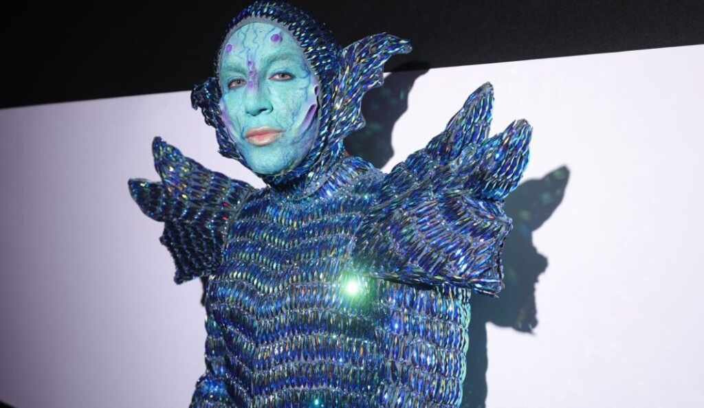 Cleber Azevedo brilha no Baile da Sephora 2025 com fantasia futurista inspirada em “A Forma da Água” Cleber Azevedo brilha no Baile da Sephora 2025 com fantasia futurista inspirada em “A Forma da Água”