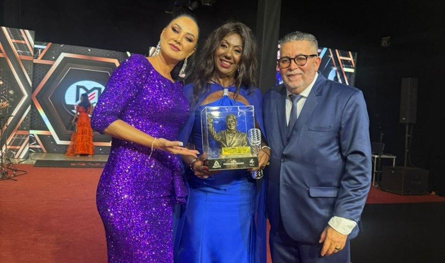 Troféu Maguito Vilela 2025 celebra Eliana Turchetti com entrega feita por Helen Ganzarolli e Leno Silva Troféu Maguito Vilela 2025 celebra Eliana Turchetti com entrega feita por Helen Ganzarolli e Leno Silva