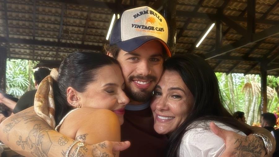 Zé Felipe posta foto abraçado com sogra no aniversário de Ana Castela Zé Felipe posta foto abraçado com sogra no aniversário de Ana Castela