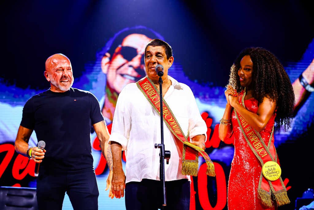 No último show da turnê de 40 anos, Zeca Pagodinho é empossado por camarote como presidente da “República do Pagodinho”