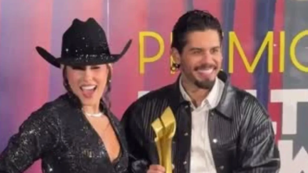 Ana Castela e Zé Felipe se divertem após premiação do Multishow