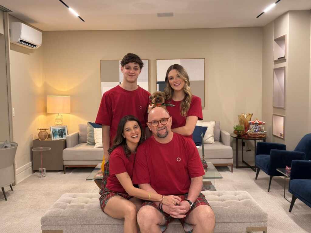 Dr. Jimi Scarparo comemora o Natal ao lado da família em São Paulo Dr. Jimi Scarparo comemora o Natal ao lado da família em São Paulo