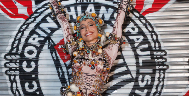 Sabrina Sato aposta em look ousado no último ensaio do ano na Quadra da Gaviões da Fiel