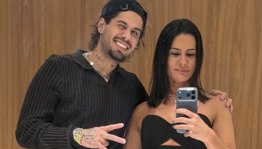 Zé Felipe posa com sogra e combina look com família de Ana Castela Zé Felipe posa com sogra e combina look com família de Ana Castela