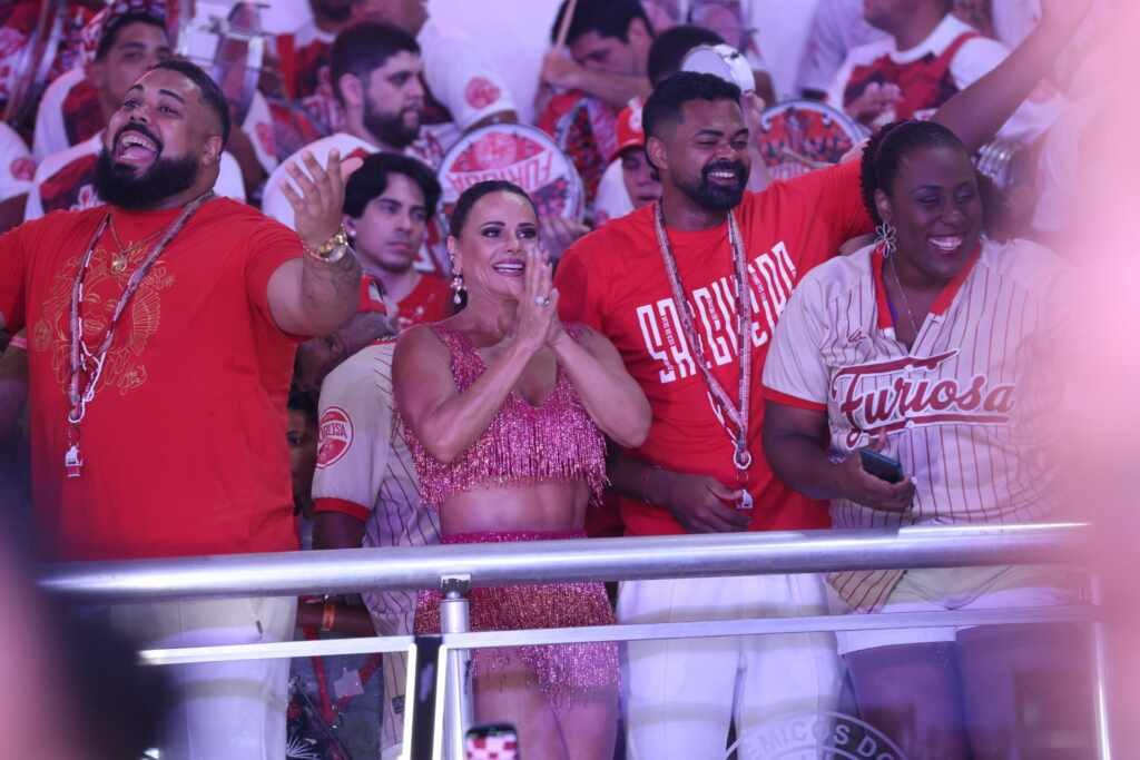 Viviane Araujo brilha em ensaio do Salgueiro ao lado de musas famosas do Salgueiro Viviane Araujo brilha em ensaio do Salgueiro ao lado de musas famosas do Salgueiro
