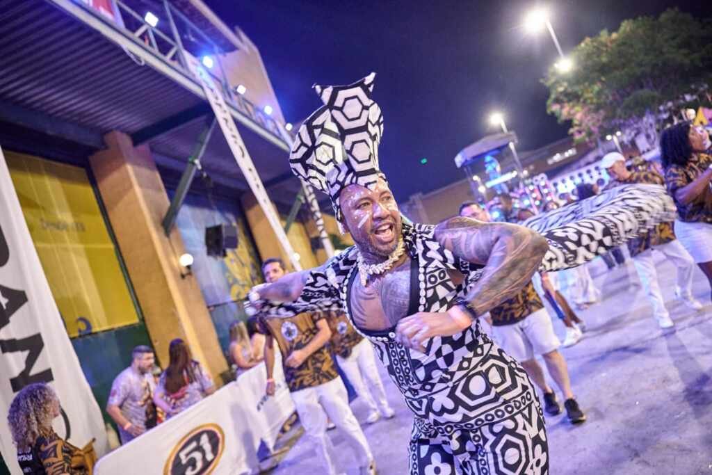 Daniel Zarmanno aposta na potência dos tambores em apresentação na Cidade do Samba Daniel Zarmanno aposta na potência dos tambores em apresentação na Cidade do Samba
