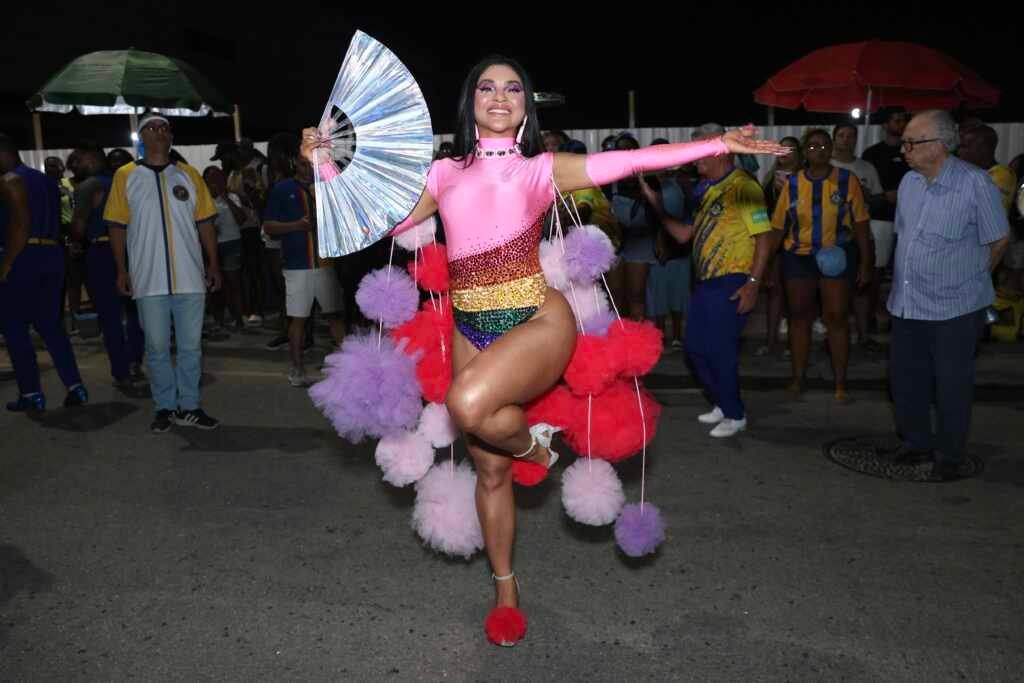 Mileide Mihaile homenageia comunidade LGBTQIA+ no último ensaio de rua da Unidos da Tijuca