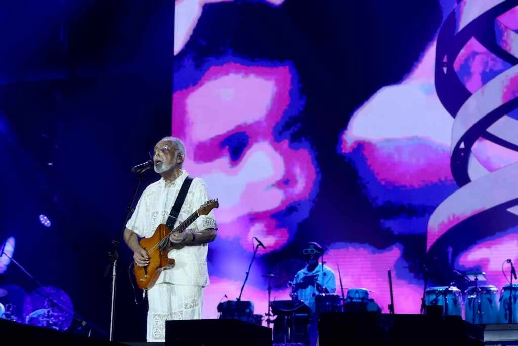 Gilberto Gil canta “Drão” e emociona ao exibir Preta Gil criança no Réveillon de Copacabana