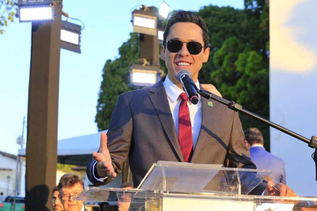 A voz que domina o palco: Urano Lopes transforma cerimoniais em espetáculos A voz que domina o palco: Urano Lopes transforma cerimoniais em espetáculos