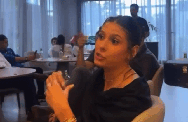 Ana Castela brinca com Zé Felipe durante cantoria animada ao lado de Duda Bertelli Ana Castela brinca com Zé Felipe durante cantoria animada ao lado de Duda Bertelli