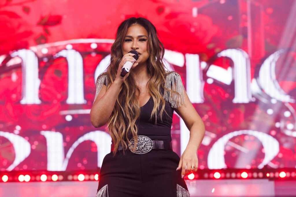 Simone Mendes arrasta multidão em apresentação no Villa Country, em São Paulo Tiago Abravanel e marido prestigiam show de Simone Mendes no Villa Country, em São Paulo