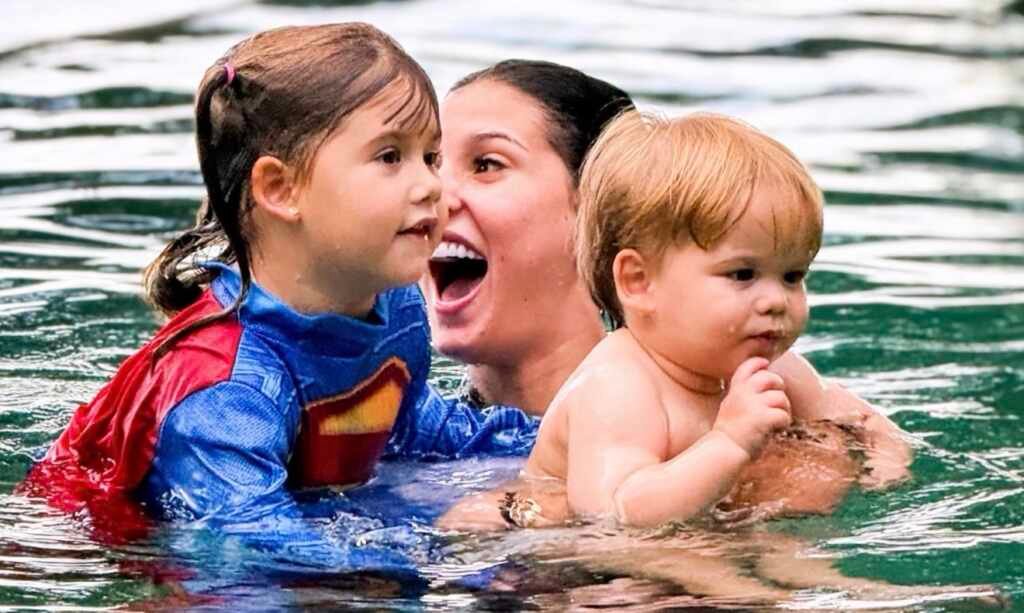 Ana Castela diverte as filhas de Zé Felipe em momento fofo na piscina Desanexadas