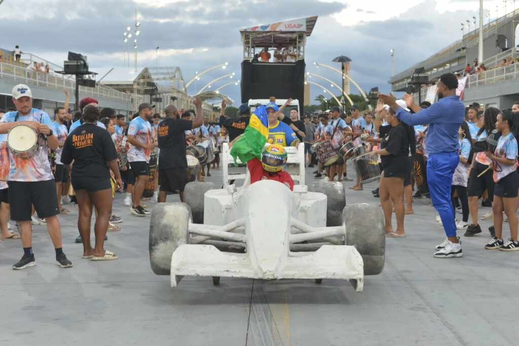 Ensaio técnico da Primeira da Cidade Líder celebra o gênio carnavalesco de Paulo Barros