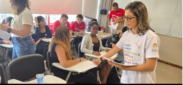 Estudo internacional reforça papel da educação financeira e especialista brasileira analisa impactos no contexto social