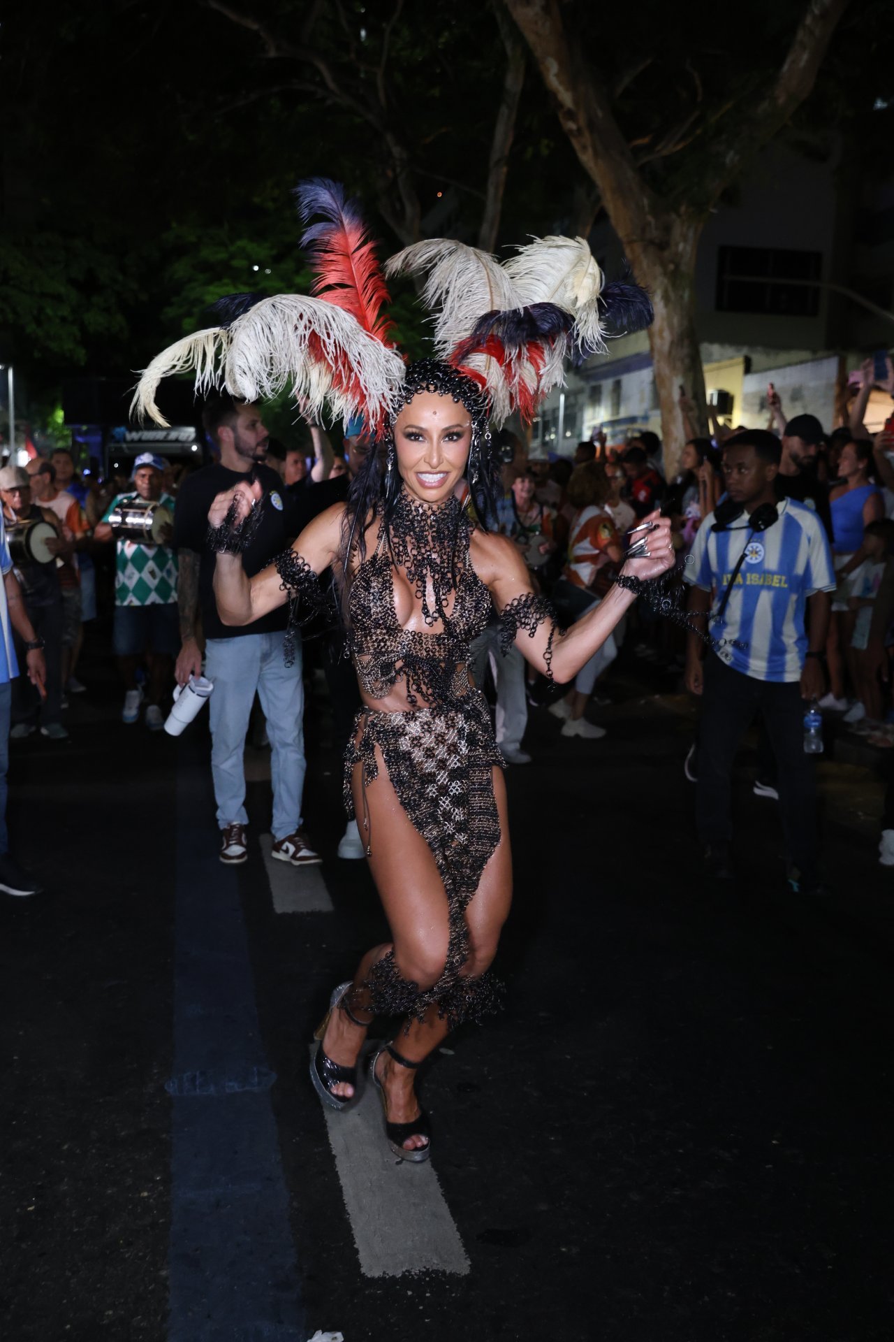 Sabrina Sato participa de ensaio de rua da Vila Isabel no Rio de Janeiro