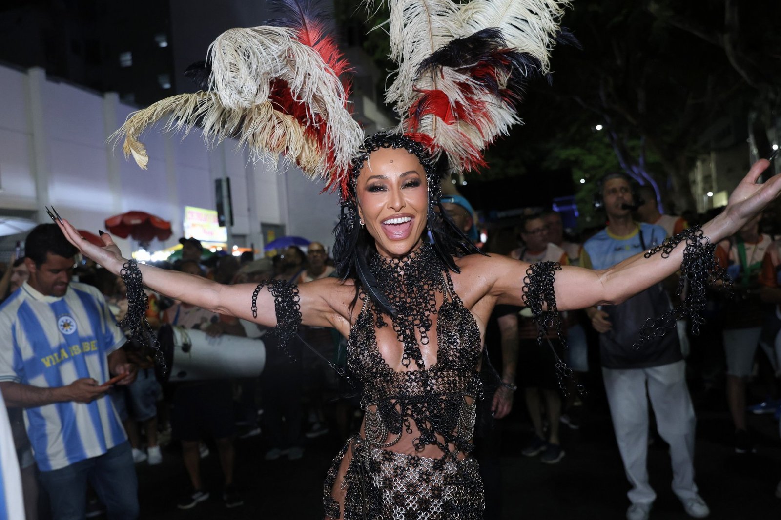 Sabrina Sato participa de ensaio de rua da Vila Isabel no Rio de Janeiro