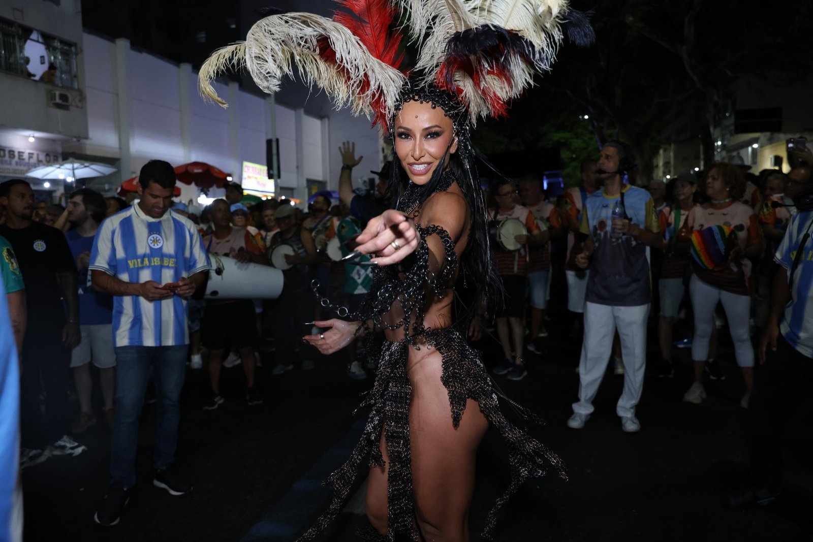 Sabrina Sato participa de ensaio de rua da Vila Isabel no Rio de Janeiro
