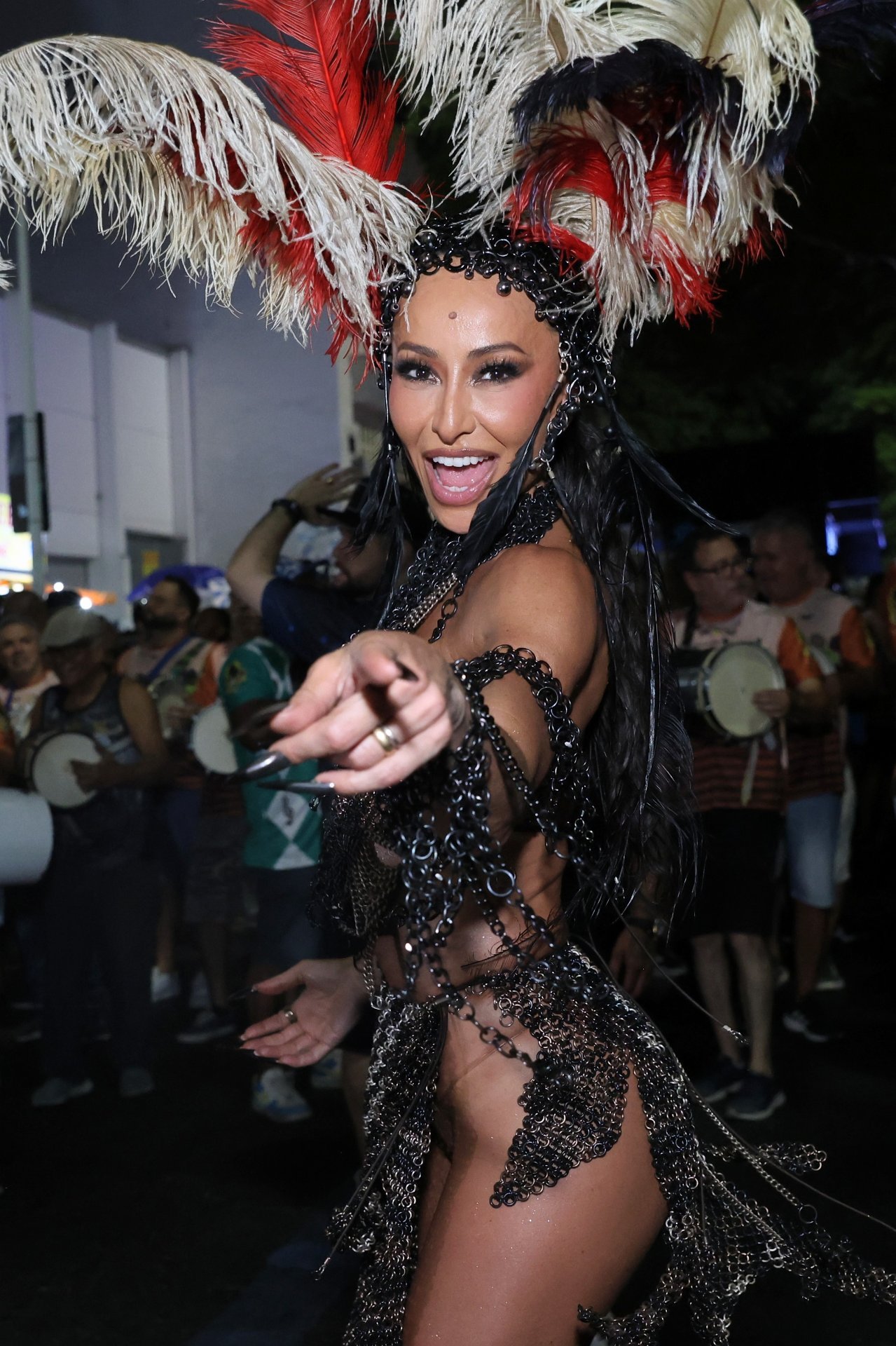 Sabrina Sato participa de ensaio de rua da Vila Isabel no Rio de Janeiro