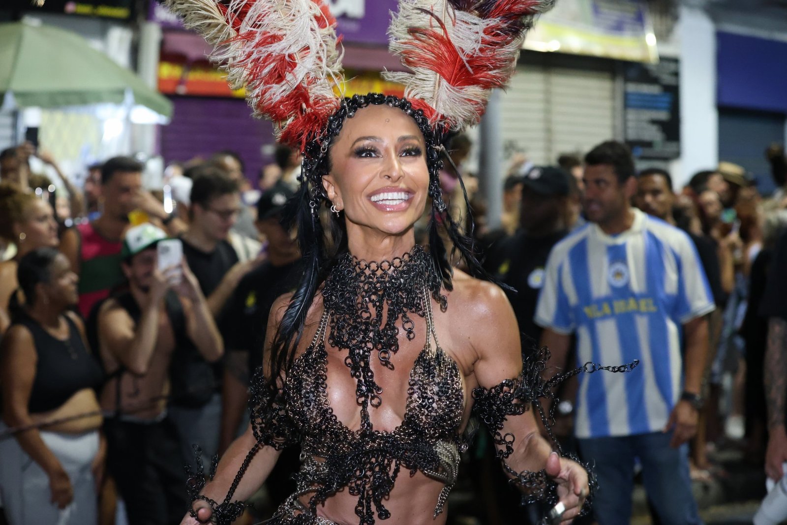 Sabrina Sato participa de ensaio de rua da Vila Isabel no Rio de Janeiro