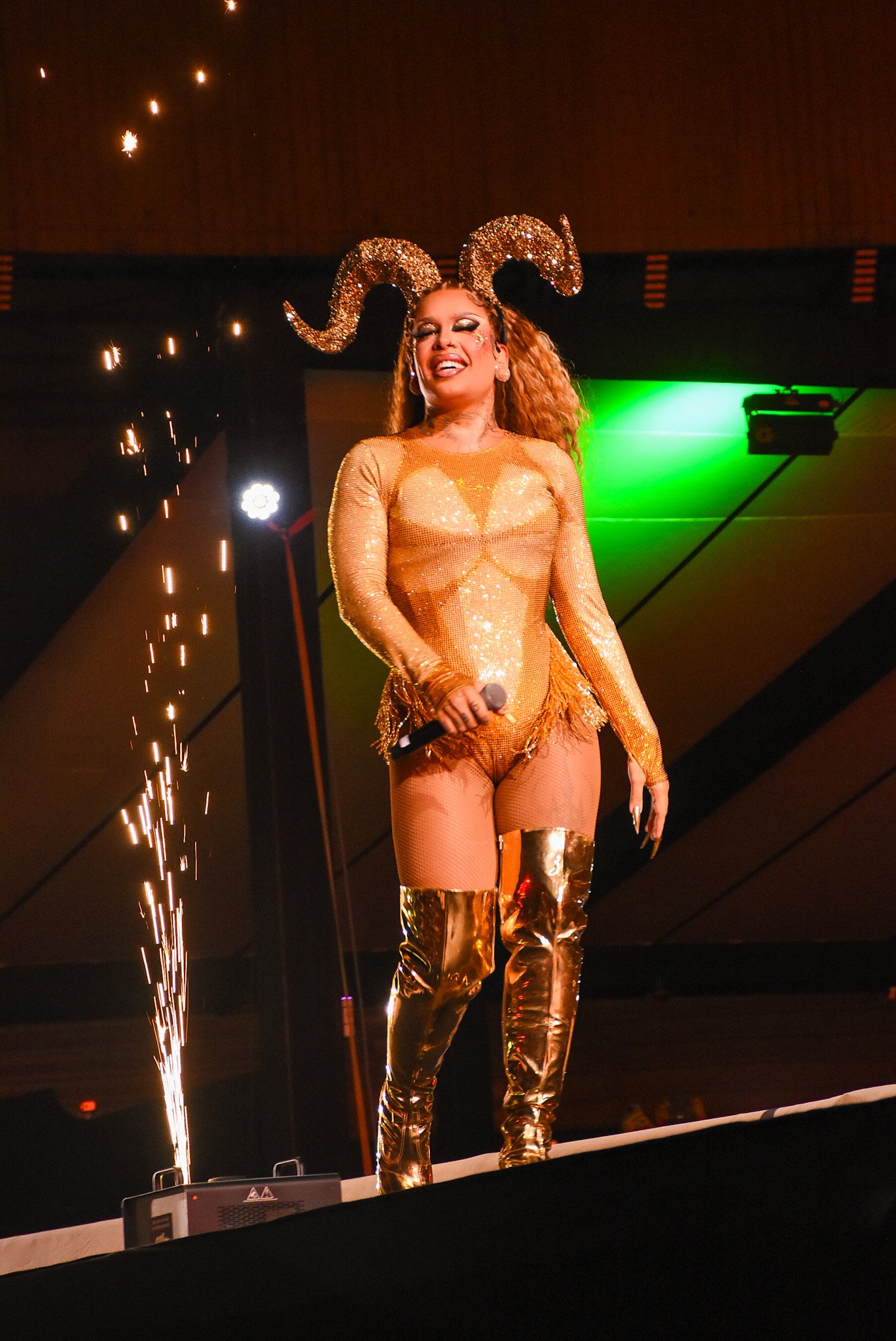 Ensaios da Anitta têm Escorpião como tema e recebe Gloria Groove