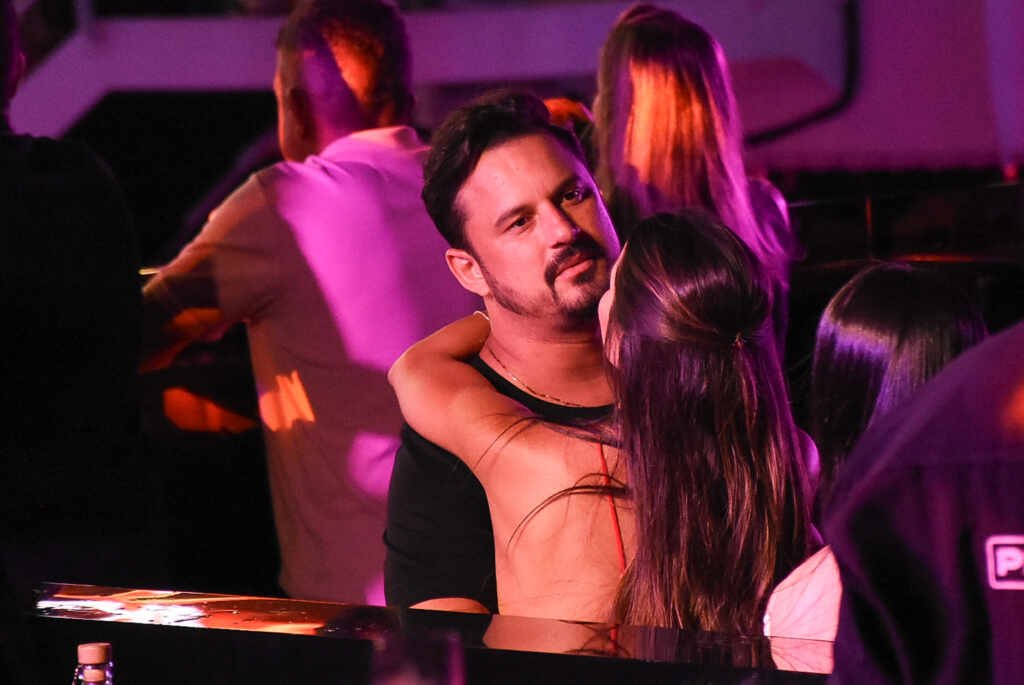 Namorando? Clayton, da dupla com Romário, curte noite romântica no navio de Jorge & Mateus Namorando? Clayton, da dupla com Romário, curte noite romântica no navio de Jorge & Mateus