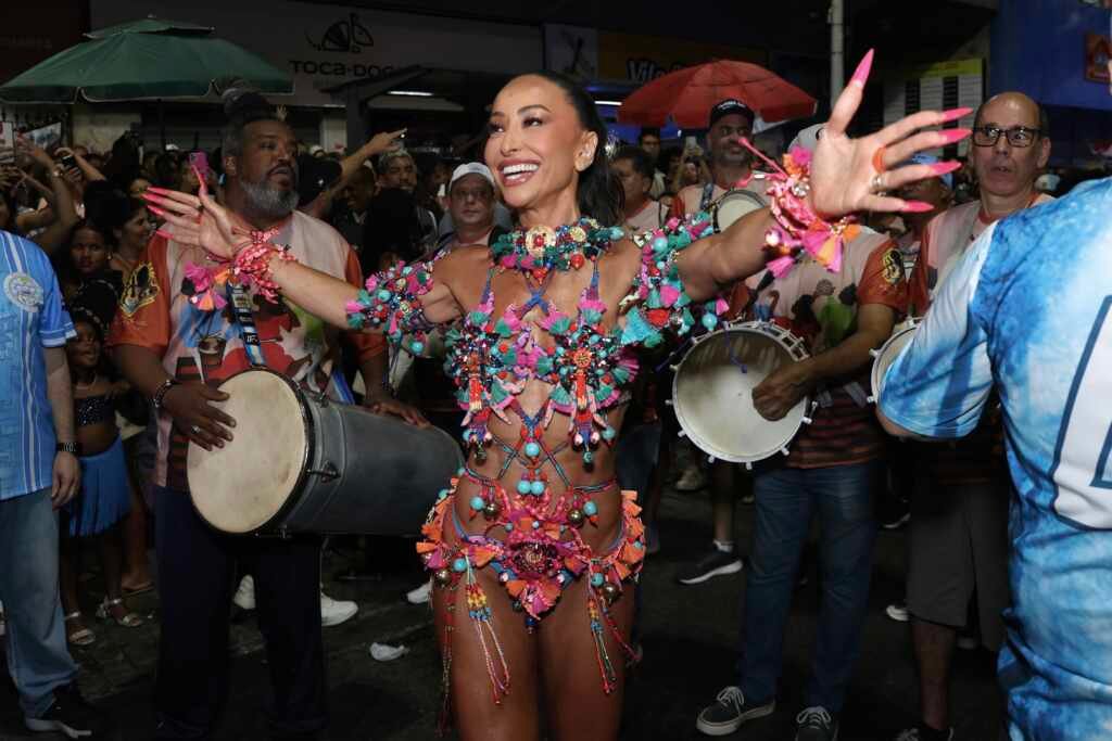 Sabrina Sato e musas da Vila Isabel brilham no primeiro ensaio de rua no Rio de Janeiro Sabrina Sato e musas da Vila Isabel brilham no primeiro ensaio de rua no Rio de Janeiro