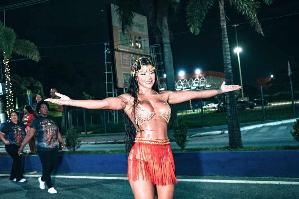 Grazi Xavier estreia como musa na Sapucaí