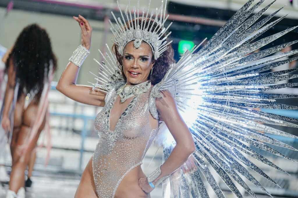 Nathalia Brito se caracteriza de cometa no ensaio técnico da União da Ilha na Marquês de Sapucaí Nathalia Brito se caracteriza de cometa no ensaio técnico da União da Ilha na Marquês de Sapucaí