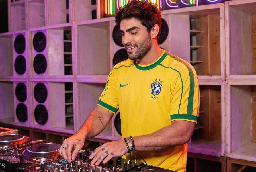 EME revisita um dos maiores clássicos do funk carioca e lança remix de “F de Força” EME revisita um dos maiores clássicos do funk carioca e lança remix de “F de Força”