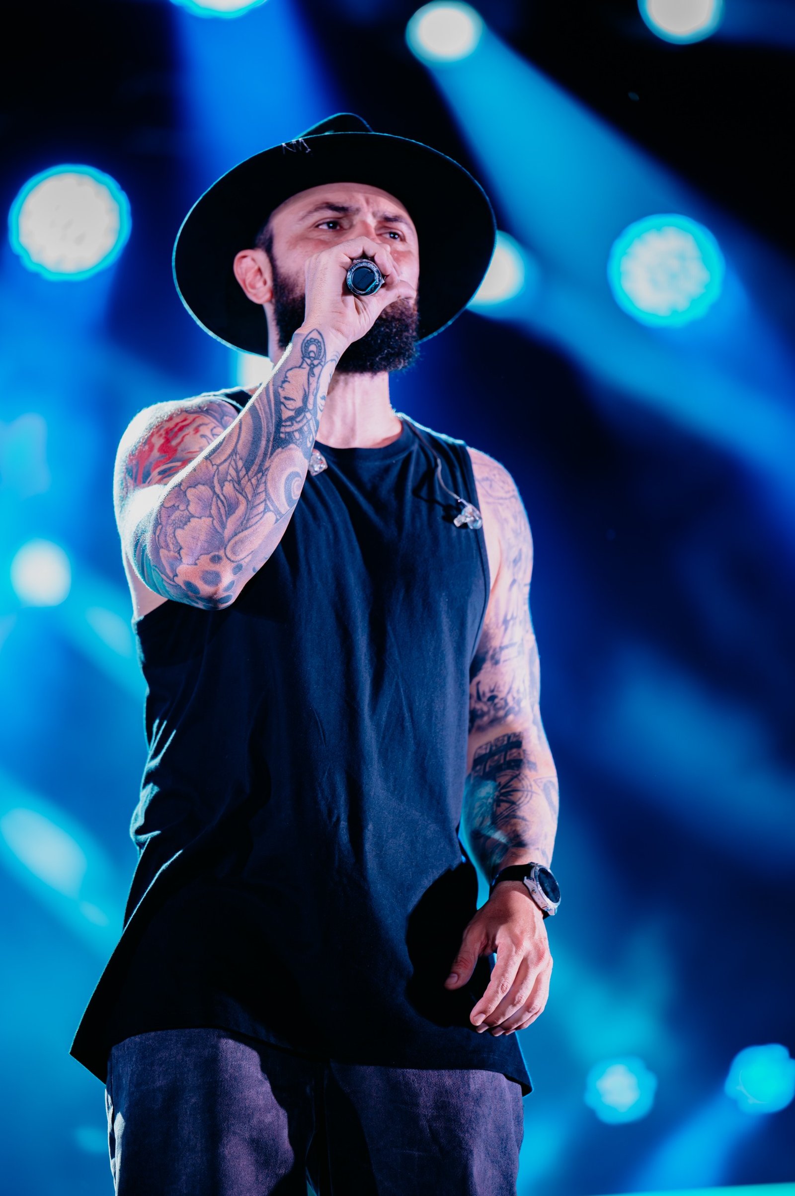 Dupla Jorge & Mateus arrastam multidão em show no litoral paulista