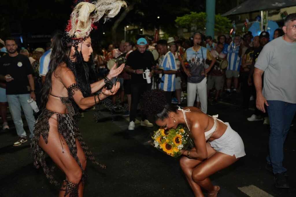 Musa da Porto da Pedra se emociona ao conhecer Sabrina Sato Musa da Porto da Pedra se emociona ao conhecer Sabrina Sato