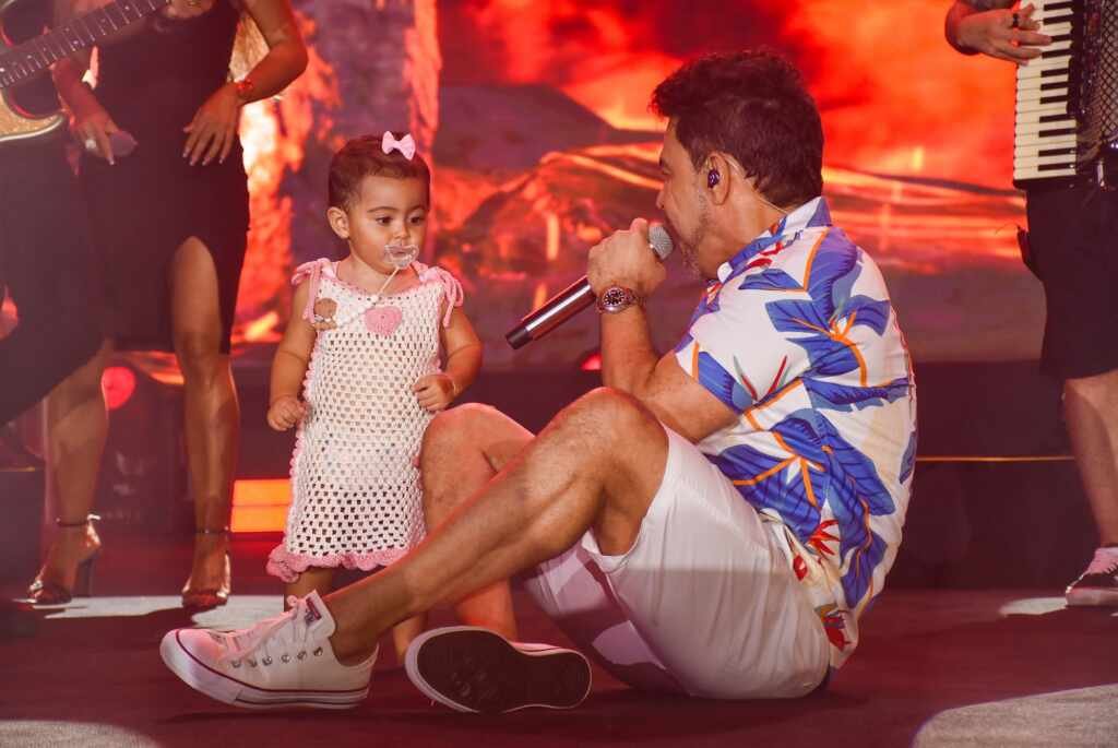 Zezé Di Camargo faz show histórico ao pôr do sol e filha rouba a cena no navio Desanexadas