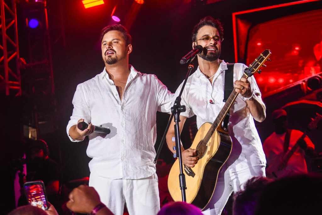 Clayton e Romário fecham segunda noite de shows no navio de 20 anos de Jorge e Mateus Desanexadas