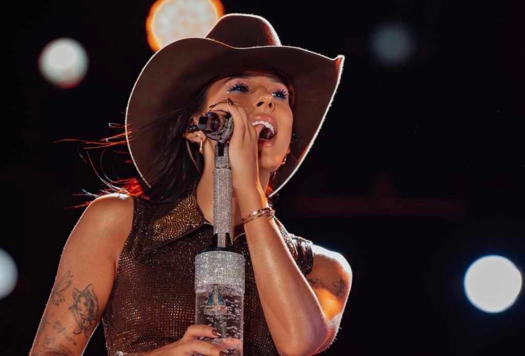 Ana Castela arrasta multidão e anima fãs em show no litoral paulista Desanexadas