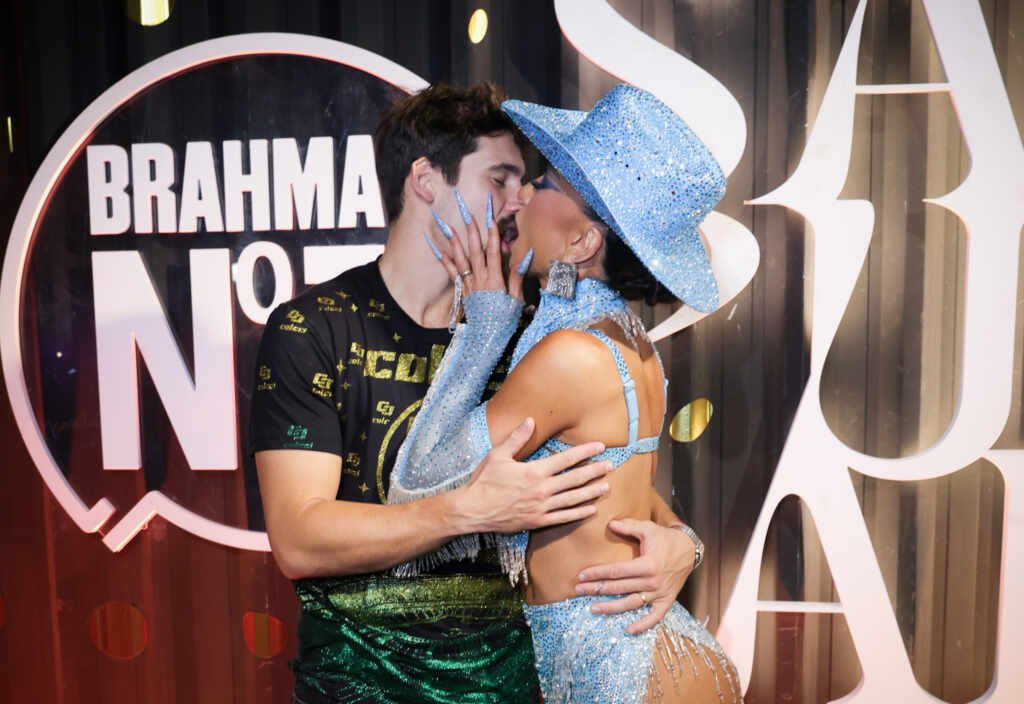 Sabrina Sato e Nicolas Prattes trocam beijos no Camarote N1 e roubam a cena na Sapucaí