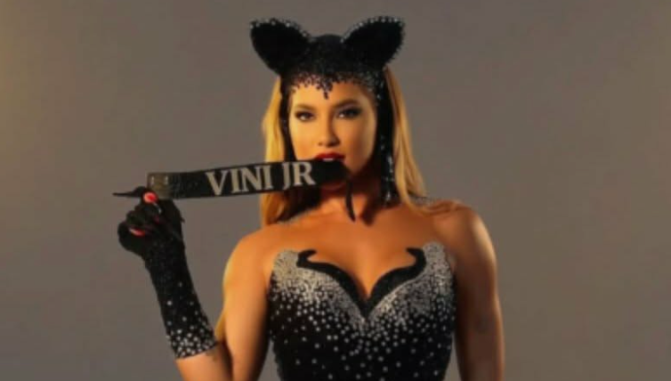 Virginia Fonseca surpreende Vini Jr. em ensaio de Carnaval com acessório especial Virginia Fonseca surpreende Vini Jr. em ensaio de Carnaval com acessório especial