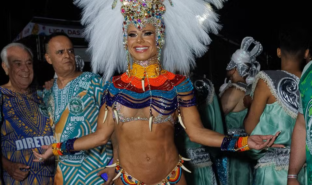 Viviane Araujo recicla fantasia de 2012 para desfile da Mancha Verde no Carnaval de São Paulo