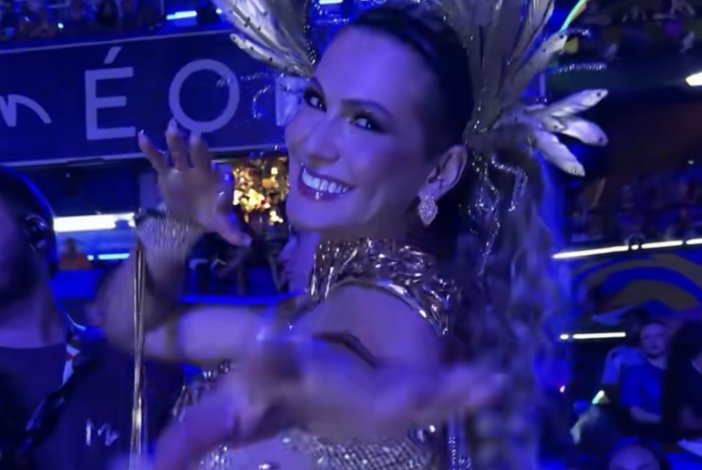 Lívia Andrade aposta em look transparente e dourado na Sapucaí antes de desfile pelo Salgueiro Lívia Andrade aposta em look transparente e dourado na Sapucaí antes de desfile pelo Salgueiro