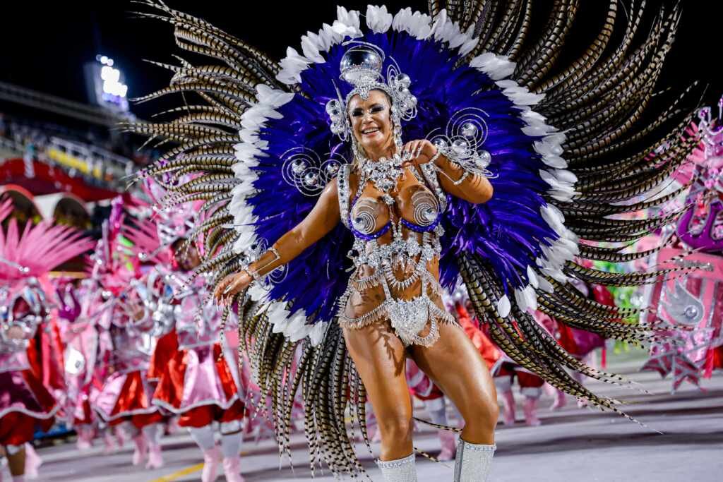 Carol Noronha realiza sonho ao desfilar na Marquês de Sapucaí